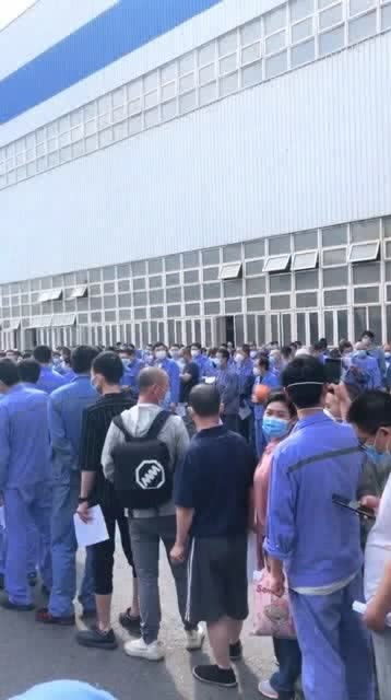 大连造船厂集体做核酸检测,防止疫情再次传播,防疫员可有的忙了